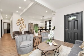 Interior - Tranquil Retreat, Hot Tub, 6 Baths, Fully Gated w/ Parking (Houston)