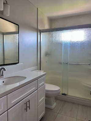 Haartrockner, Handtücher, Seife, Toilettenpapier