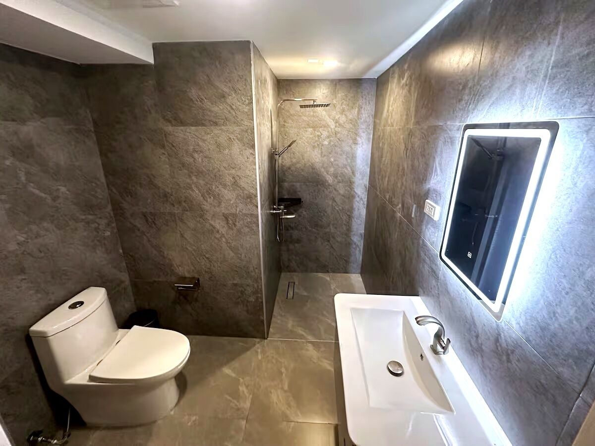 Ducha, secador de pelo, bidet, toallas