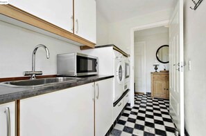 Refrigerador, horno, lavavajillas y cafetera y tetera 