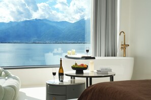 Classic Double Room, Ocean View | Bathroom | Free toiletries, hair dryer, slippers, towels - Guiyue Mountain Seaview Hotel (Dali)