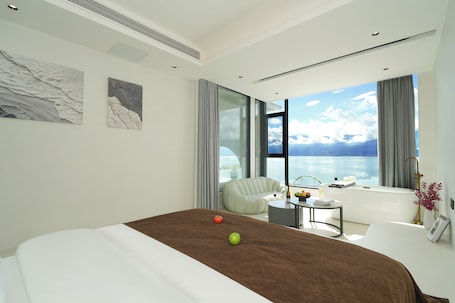 Escrivaninha, espaço de trabalho para notebook, cortinas blackout. Guiyue Mountain Seaview Hotel