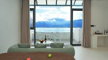 Comfort-Vierbettzimmer, Balkon, Meerblick | Hochwertige Bettwaren, Minibar, Schreibtisch