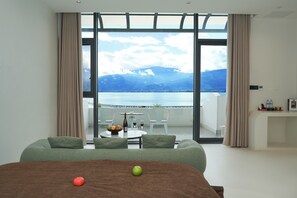 Ropa de cama de alta calidad, minibar y escritorio 