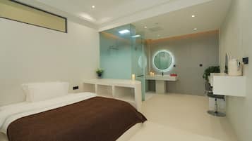 Design-Vierbettzimmer, Balkon, Meerblick | Schreibtisch, laptopgeeigneter Arbeitsplatz, Verdunkelungsvorhänge