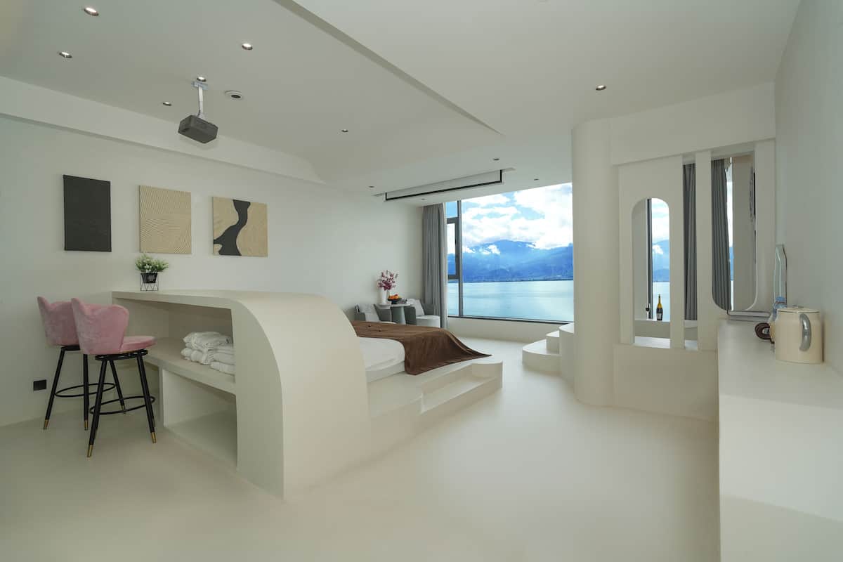 Quarto casal real, vista para o oceano | Escrivaninha, espaço de trabalho para notebook, cortinas blackout