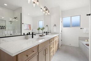 Suihku, hiustenkuivaaja, pyyhkeet, saippua