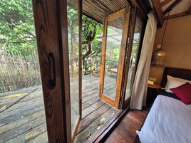 Desk, laptop workspace, free WiFi