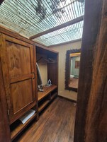 Escritorio, espacio para trabajar con laptop y wifi gratis 