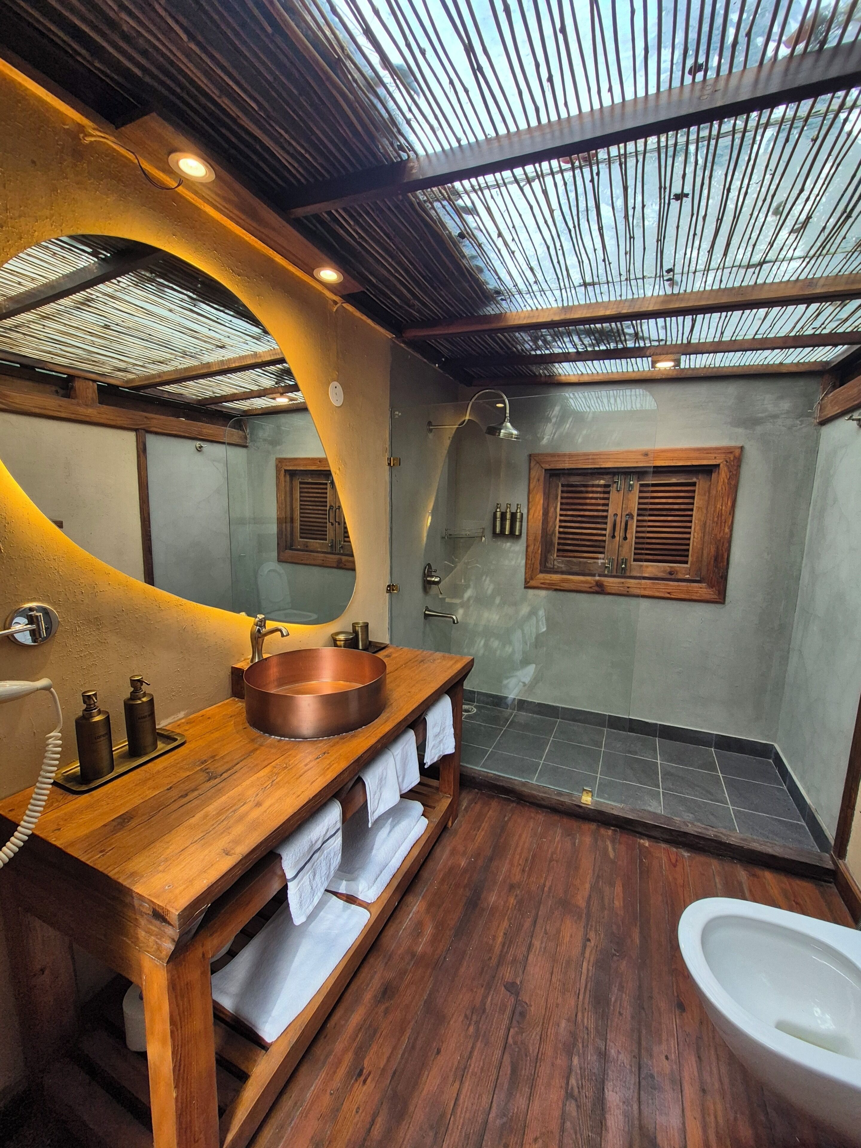 Desk, laptop workspace, free WiFi