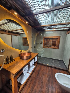 Een bureau, een laptopwerkplek, gratis wifi