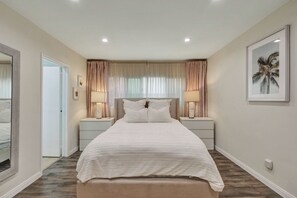 Iron/ironing board, WiFi, bed sheets - Lux Brentwood Condo in Prime Walkability Location (Los Angeles)