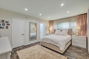 Tabla de planchar con plancha, wifi y ropa de cama 