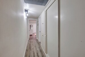 Interior - Lux Brentwood Condo in Prime Walkability Location (Los Angeles)