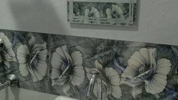 Standard Quadruple Room, Mountain View | Bilik Mandi | Gabungan pancuran/tab mandi