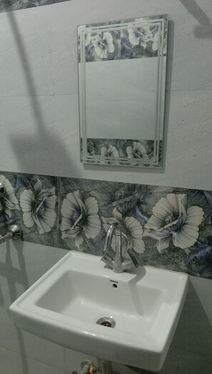 标准四人房, 山景 | 浴室 | 淋浴/盆浴组合