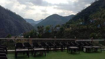 Standard Quadruple Room, Mountain View | Property grounds