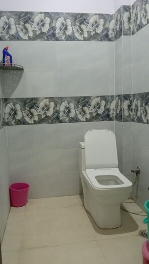 标准四人房, 山景 | 浴室 | 淋浴/盆浴组合