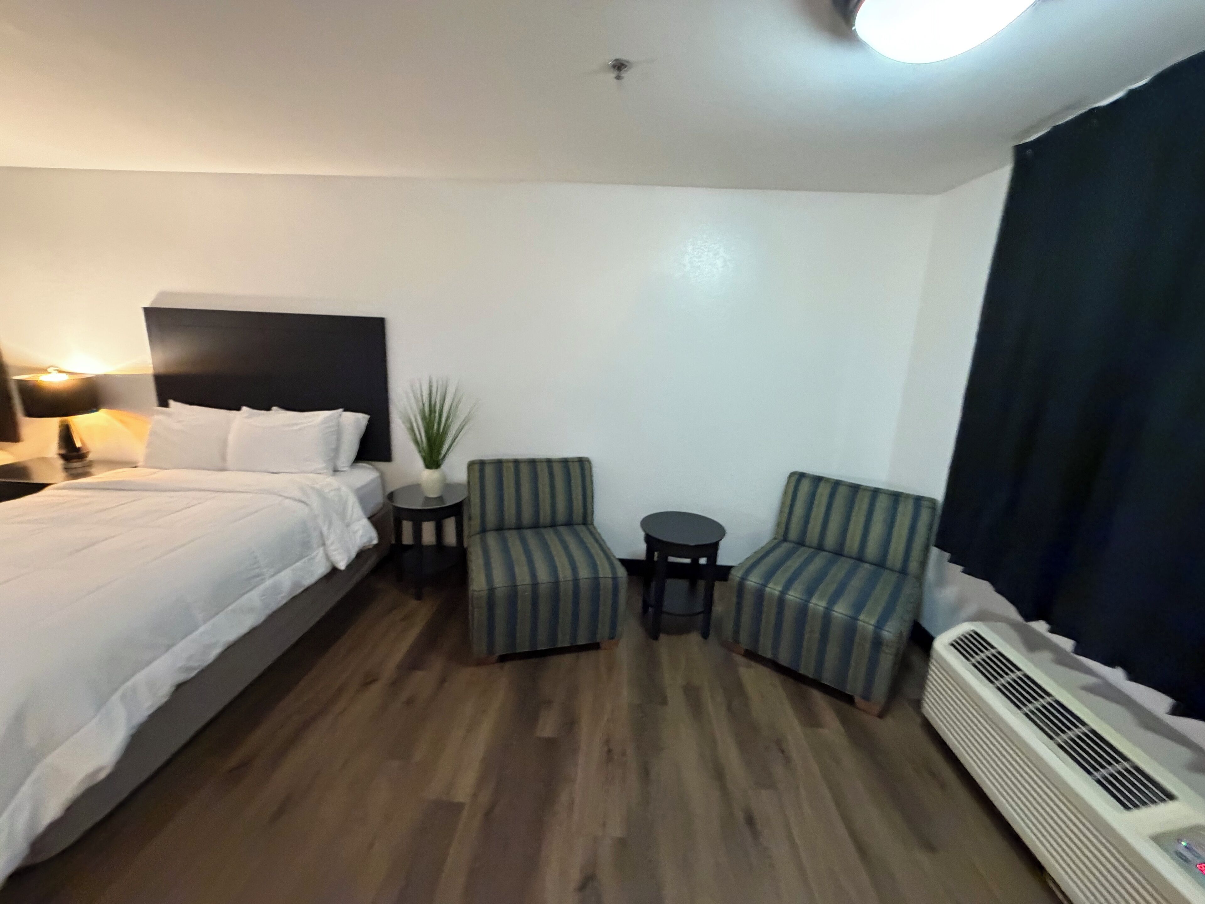 Schreibtisch, laptopgeeigneter Arbeitsplatz, Verdunkelungsvorhänge