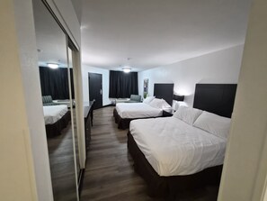 Skrivebord, skrivebord for bærbar PC og blendingsgardiner