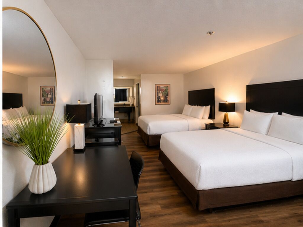 Standard Room, 2 Queen Beds, Pool View