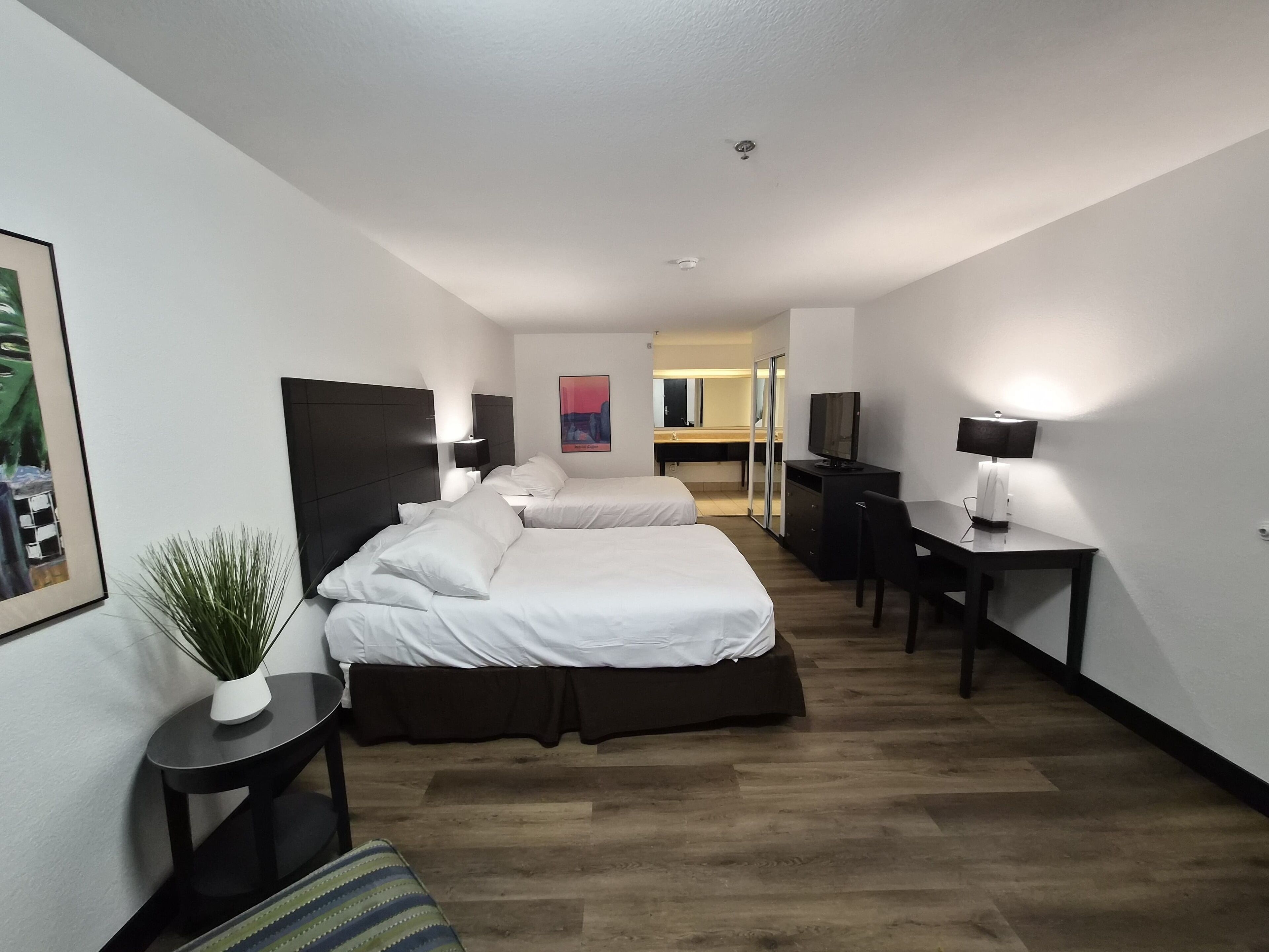 Escritorio, espacio para trabajar con laptop y cortinas blackout 