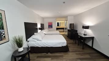 Escritorio, espacio para trabajar con laptop y cortinas blackout