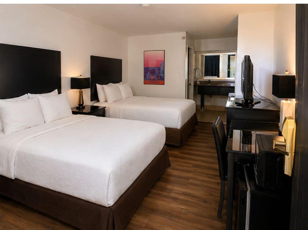 Standard Room, 2 Queen Beds, Pool View