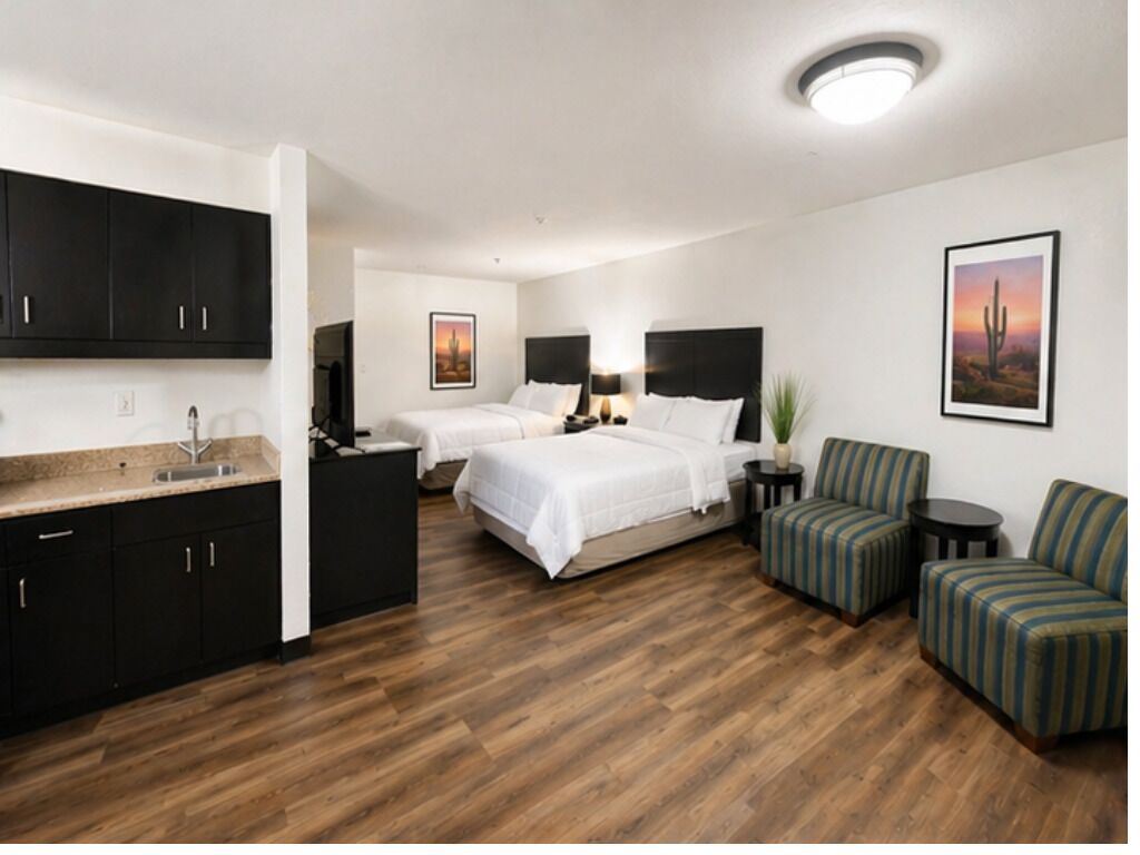Studiosvit Premium - 2 queensize-sängar | Skrivbord, arbetsyta för laptop, mörkläggningsgardiner och gratis wi-fi