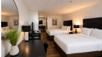 Chambre Standard, 2 grands lits, vue sur la piscine | Bureau, espace de travail pour ordinateurs portables