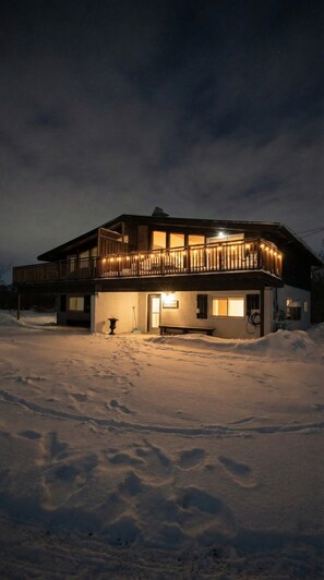 Exterior - Chalet Mins to Blue Mountain Village | Mountain View | EV Charger | Fireplace (The Blue Mountains)