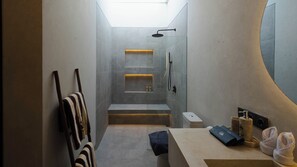 Dusch, hårtork, handdukar och tvål