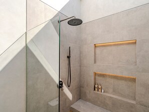 Shower, hair dryer, towels, soap - Kala Lombok Hotel (Kuta)