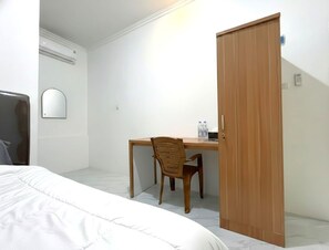 Desk, free WiFi, bed sheets - Collection O PH18 Bandar Lampung (Bandar Lampung)