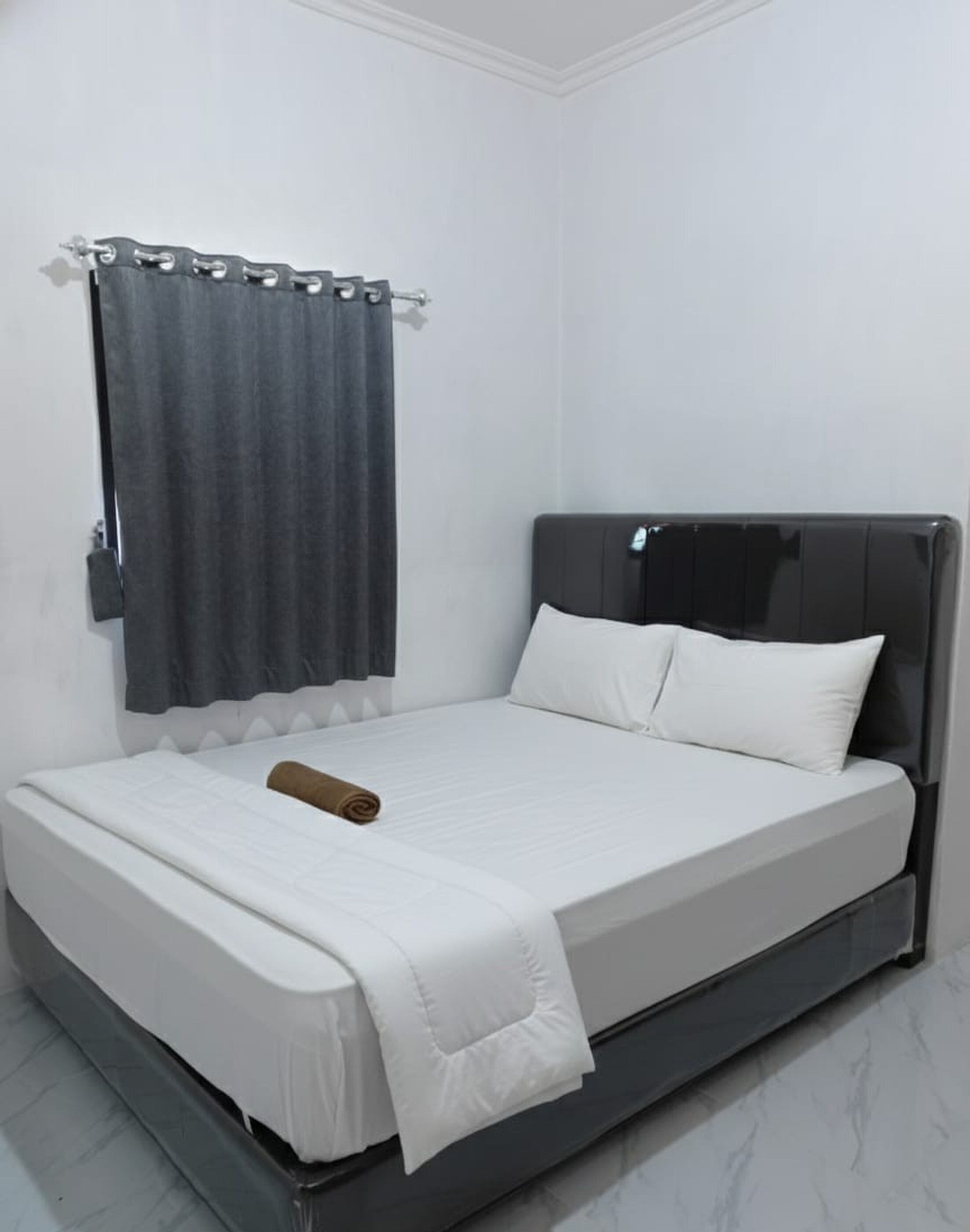 Escritorio, wifi gratis y ropa de cama 