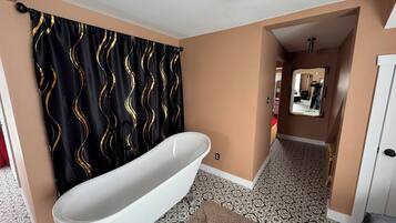 House, 1 Bedroom, Balcony | Bathroom
