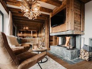 TV, fireplace - Premium lodge with mountain view, sauna and pool (Wagrain)