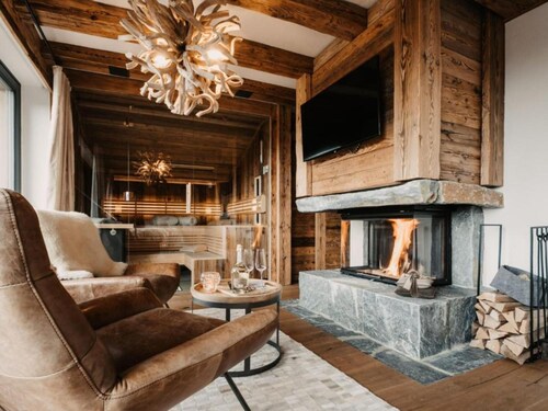 Luxury chalet with lounge pool & 2 saunas