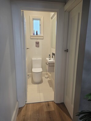 Dusj, hårføner, håndklær og såpe