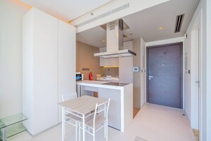 Dining - Modern Studio with Skyline Views in Dubai Marina (Dubai)