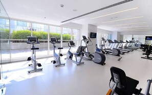 Fitness facility - Modern Studio with Skyline Views in Dubai Marina (Dubai)