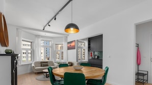 A modern apartment with a dining area, kitchen, and living space. - Renovated apartment for family (Blankenberge)
