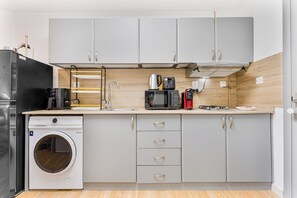 Kühlschrank, Mikrowelle, Ofen, Herdplatte