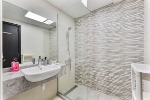 Shower, hair dryer, bidet, towels