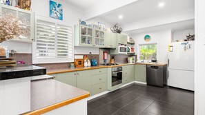 Fridge, microwave, oven, stovetop - Silverleaves Sensation At The Beach (Silverleaves)