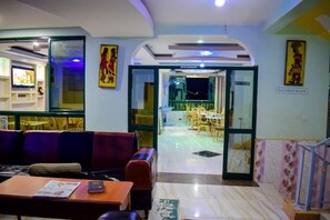 Lobby - The Joy Hotel Voi (Voi)