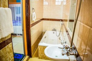 デラックス ダブルルーム | バスルーム | シャワー、スリッパ、タオル、石鹸