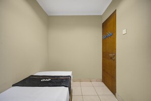 Deluxe Double Room | Desk, free WiFi, bed sheets - OYO 95111 Patria Park View (Jakarta)