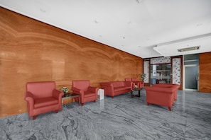 Lobby sitting area - OYO 95111 Patria Park View (Jakarta)