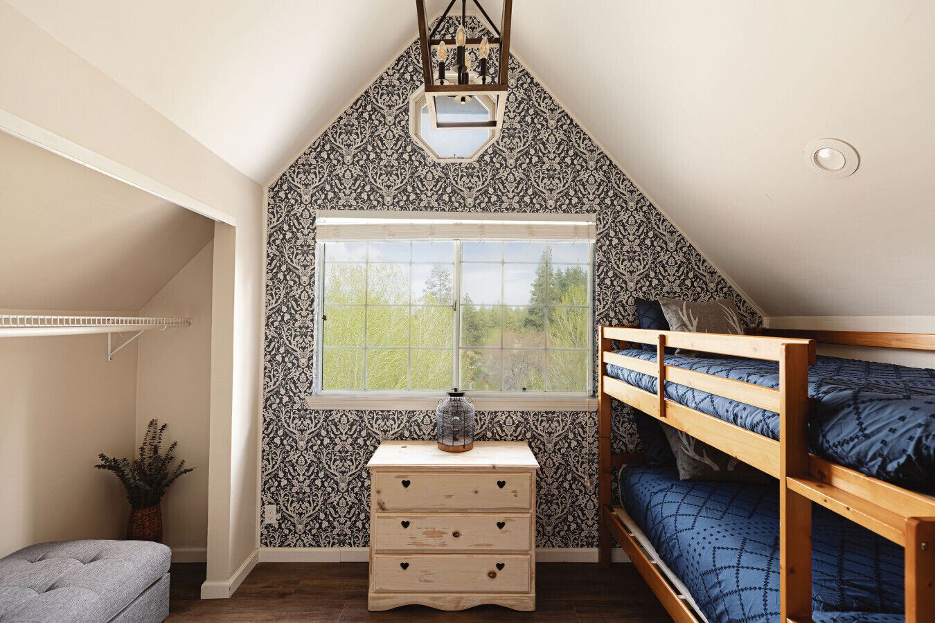 4 bedrooms, desk, iron/ironing board, travel cot